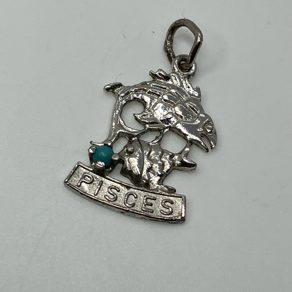 Vtg 925 Sterling Pisces Fish w Turquoise Stone Horoscope Zodiac Charm | .8โ L